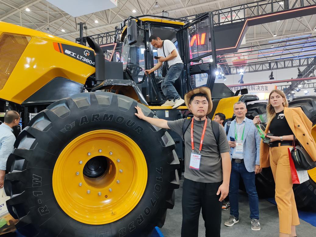 Liugong LT3604 high-power heavy-duty tractor Liugong LT3604 high-power heavy-duty tractor